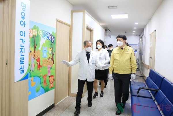 1.지난 2월 1일 맹정호 서산시장이 김영완 서산의료원장과 영유아 야간진료센터를 둘러보는 장면.JPG